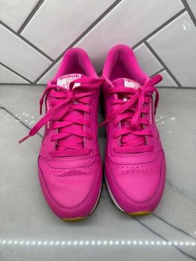 Reebok Classic Leather sneakers in a vibrant hot pink (Lightly worn)